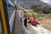 حادثه در ریل قطار رشت - تهران در هنگام فیلمبرداری از عروس و داماد | دختر ۲۲ ساله به بیمارستان منتقل شد | فیلم حادثه را ببینید