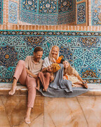 عکس‌های متفاوت خانواده لهستانی در بناهای تاریخی ایران | سفر به ایران با دخترهای ۳ و ۶ ساله