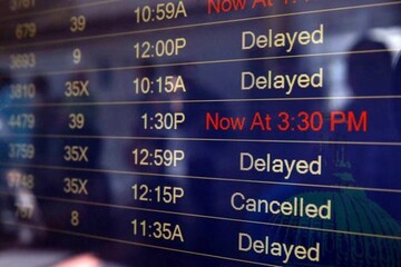 فیلم | اعتراض مسافران پرواز قشم ایر به دلیل تاخیر ۷ ساعته | مسافران از هواپیما پیاده نشدند