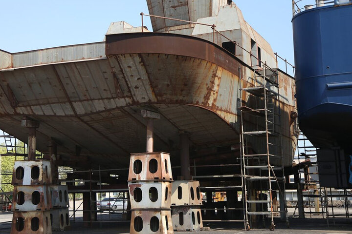 روند ساخت کشتی تفریحی ایرانی در بندرعباس