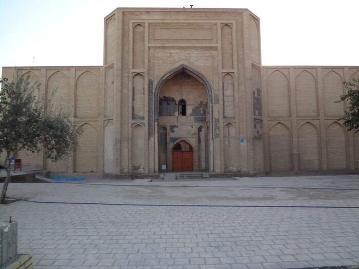 نفوذ آب به زیر مسجد تاریخی ورامین؛ خطر تخریب نزدیک است | بخشی از محوطه مسجد فرو ریخت
