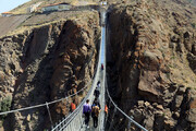 اولین تصاویر تنها پل معلق تمام شیشه‌ای خاورمیانه در اردبیل | هیجان در ارتفاع ۱۰۰ متری دره هیرچایی 