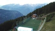 عجیب‌ترین زمین فوتبال دنیا که گردشگران را حیرت زده می‌کند | ماجرای ۱۰۰۰ توپ گمشده در مرتفع‌ترین ورزشگاه اروپا 