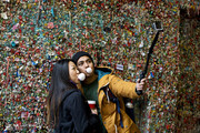 «دیوار آدامس» ؛ جاذبه گردشگری عجیب در سیاتل | زباله‌دانی که اثر هنری شد