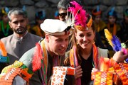 شاهزاده ویلیام و همسرش با پوششی متفاوت در مسجد تاریخی پاکستان | تصاویر پاکستان‌گردی نوه ملکه انگلیس و همسرش با پوشش سنتی
