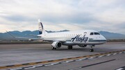 فیلم | لحظه خروج هواپیما در آلاسکا از باند فرودگاه | ۱۲ نفر کشته و زخمی شدند