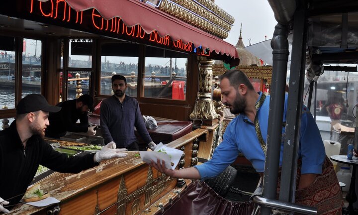 فروش ساندویچ ماهی مشهور استانبول متوقف شد | اعتراض مردم و گردشگران به حذف این سنت غذایی 