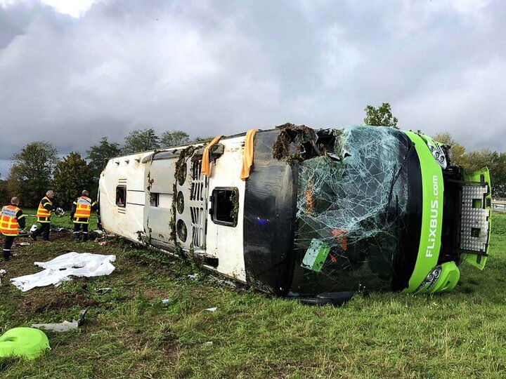 حادثه برای ۲۰ گردشگر خارجی در فرانسه | اتوبوس مسافربری واژگون شد 