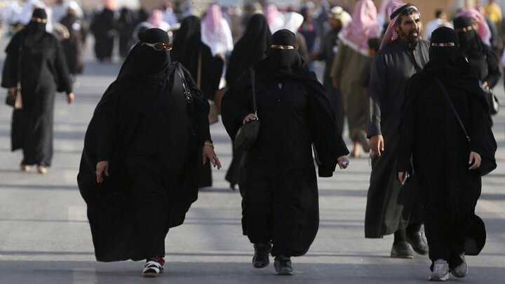 ممنوعیت چادر و برقع در رویداد گردشگری ریاض | لباس دختران باید مدرن باشند 