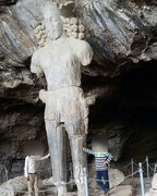 تجاوز گردشگران به حریم مجسمه ۱۸۰۰ ساله شاپور ساسانی