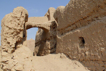 شرایط بحرانی قلعه تاریخی ایراج در روستای ۳۳ چشمه | وضعیت این قلعه تاریخی را ببینید