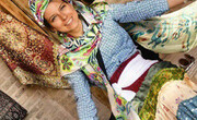تصویری متفاوت یک گردشگر خارجی در میبد | لباس‌های سنتی ایرانی بر تن زن ایتالیایی