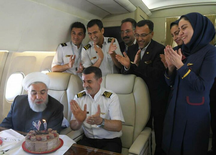 جدیدترین تصاویر جشن تولد رئیس جمهوری در هواپیما | واکنش مهمانداران  و اعضای دولت همراه روحانی | عکس و متن رئیس جمهور از تولد هوایی‌اش