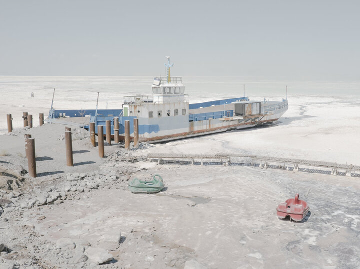 تصاویر متفاوت عکاس آلمانی از مرگ و زندگی دریاچه ارومیه ؛ زندگی در خشکی و شوری | فاجعه زیست محیطی معاصر را ببینید