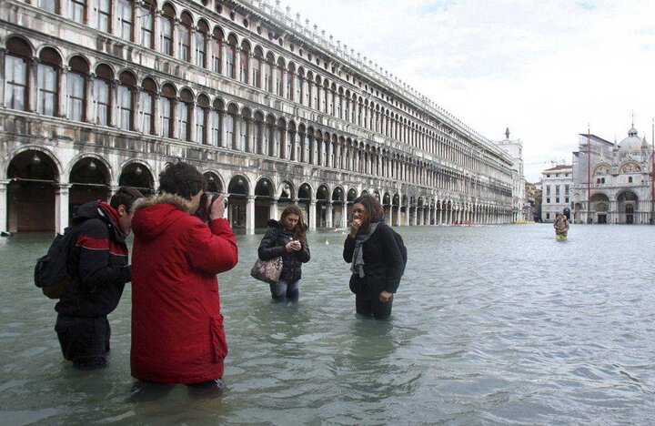 وضعیت بحرانی و بی‌سابقه در ونیز؛ تصاویر وضعیت عجیب گردشگران | عصای موسی به نجات ونیزی‌ها می‌آید!