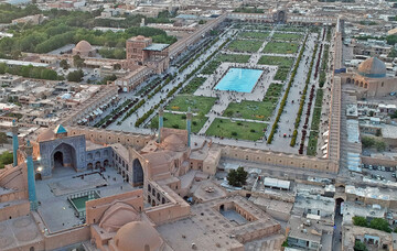 فرونشست زمین در میدان تاریخی نقش جهان اصفهان دیده شد 
