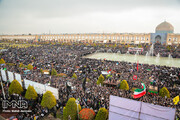 مشهود بودن تفاوت رنگ گنبد شیخ لطف‌الله در راهپیمایی مردم اصفهان پس از شهادت حاج قاسم سلیمانی