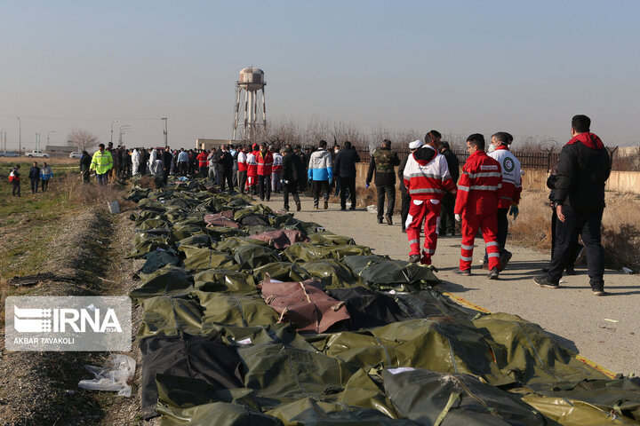 فیلم | اجساد قربانیان حادثه سقوط هواپیمای بویینگ ٧٣٧ هواپیمای اوکراینی