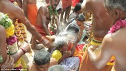 آئینی عجیب و جالب در جنوب هند | شکستن نارگیل بر روی سر انسان‌