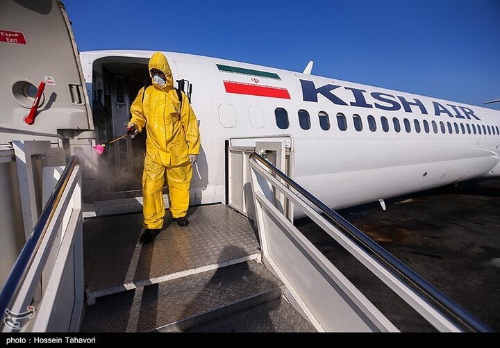 توزیع ژل ضد عفونی‌ کننده و ماسک در فرودگاه کیش برای جلوگیری از گسترش کرونا