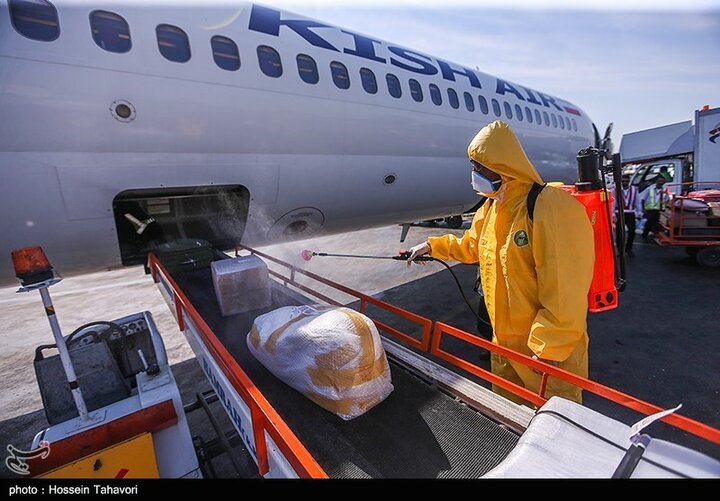 توزیع ژل ضد عفونی‌ کننده و ماسک در فرودگاه کیش برای جلوگیری از گسترش کرونا