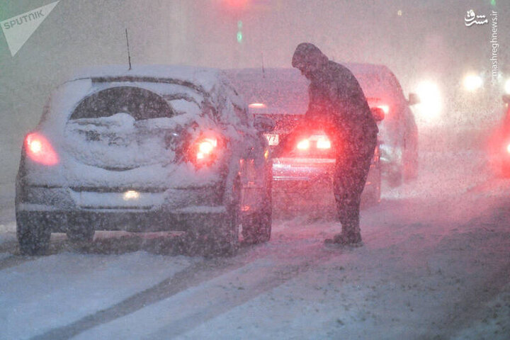 بارش برف سنگین در روسیه مسافران را گرفتار کرد