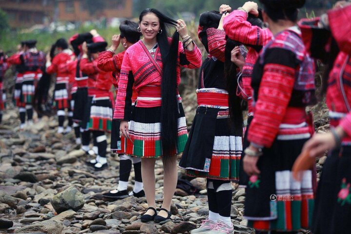 راز موهای بلند زنان این روستا چیست؟ | راپونزل های واقعی در چین؛ زنان مو بلندترین روستای جهان فقط یک بار در زندگی موهایشان را کوتاه می کنند