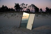 منعکس کننده ارتباط ما با جهان اطراف | تصاویر خیره‌ کننده آینه ها در دل کویر + عکس