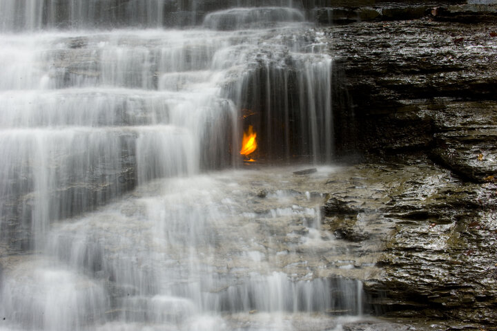 نقاط عجیب در سرتاسر دنیا: آبشار شعله ابدی کجاست؟ | پدیده بی نظیر طبیعت در نیویورک