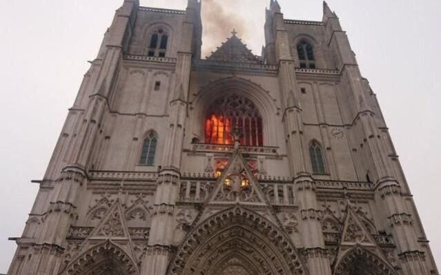 نابودی کامل یکی از میراث تاریخی فرانسه در آتش‌سوزی کلیسای نانت