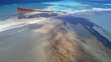 جمهوری موریس به دلیل نشت نفت در اقیانوس هند وضعیت اضطراری زیست محیطی اعلام کرد