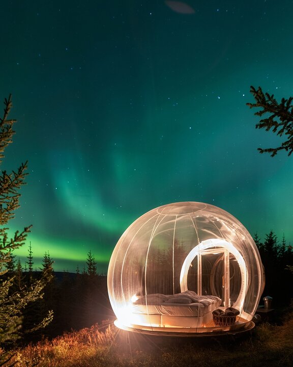 زیر آسمان پر ستاره بخوابید و از هتل حبایی شفق‌ قطبی را نگاه کنید