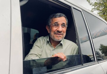 تصاویر محمود احمدی‌نژاد هنگام خروج از ایران / عکس یادگاری با مهمانداران زن! 