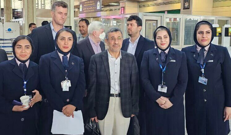 تصاویر محمود احمدی‌نژاد هنگام خروج از ایران | عکس یادگاری با مهمانداران زن! 