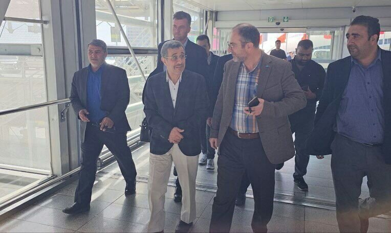 تصاویر محمود احمدی‌نژاد هنگام خروج از ایران | عکس یادگاری با مهمانداران زن! 