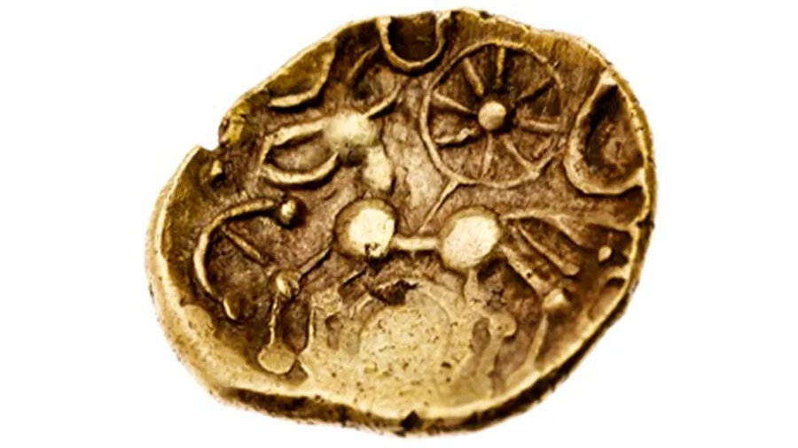 کشف سکه طلای تاریخی با فلزیاب | قدمتی بیش از ۲هزار سال!