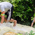 آبشاری چسبنده در تایلند ؛ با پای برهنه صخره‌نوردی کنید