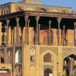 داربست‌های ایوان کاخ عالی‌قاپو اصفهان جمع‌آوری می‌شود