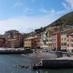 ویدئوی چمدان از مقصد زیبای گردشگری در کرانه مدیترانه |  ساختمان‌های رنگارنگ و مسیر پیاده‌روی ساحلی در ایتالیا