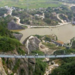 فیلم | استقبال گردشگران از پل معلق شیشه‌ای در شمال شرقی چین