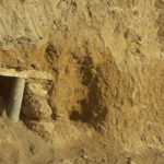 ماجرای کشف یک گور باستانی و به غارت رفتن اشیاء تاریخی در سرپل ذهاب | میراث برای حفاظت آثار تپه‌های زلزله‌زده چه کرد؟