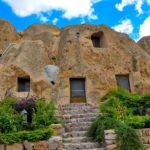 هتل‌های متفاوت ایران | تنها هتل صخره‌ای ایران؛ اقامت در لانه زنبورهای آتشفشانی