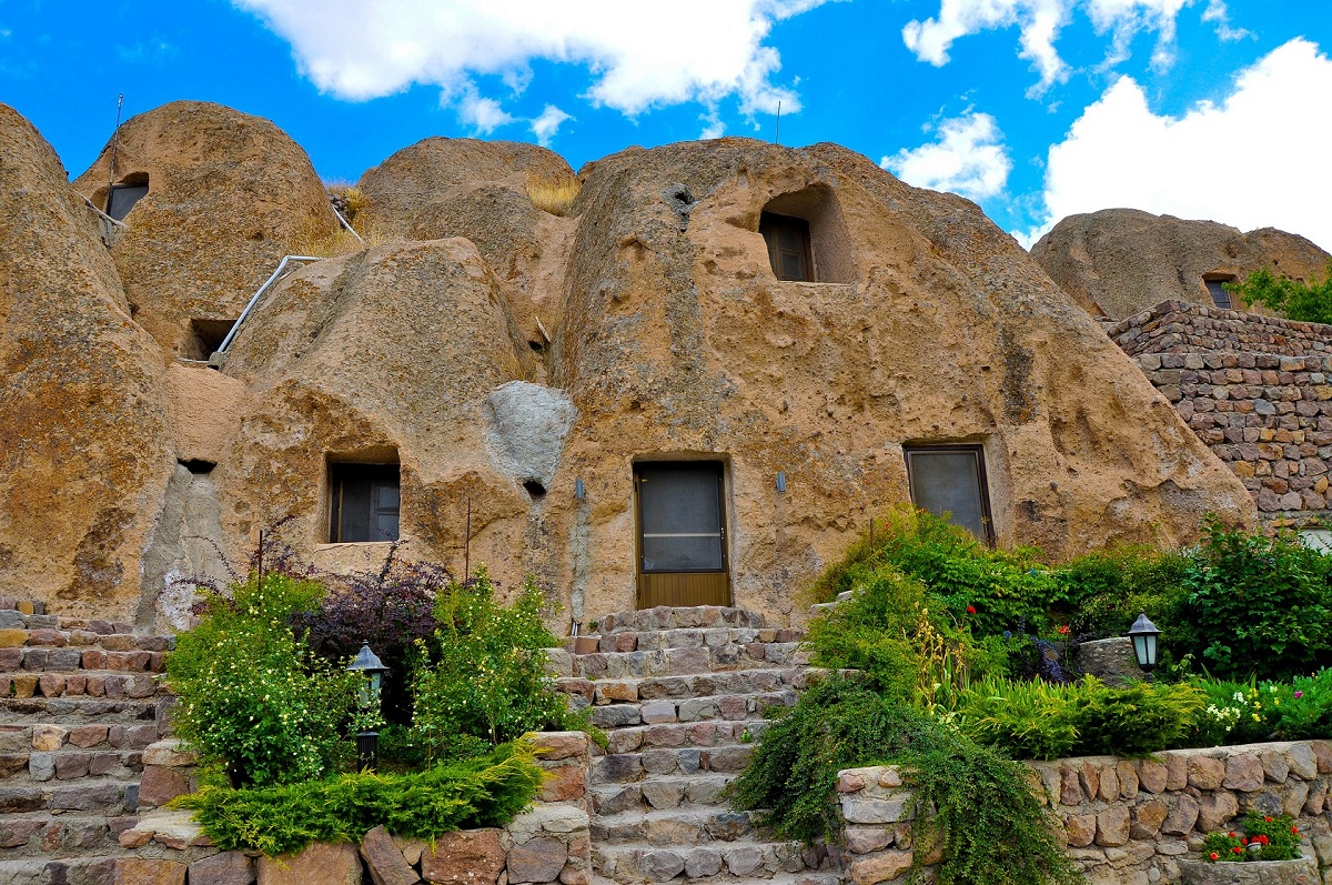 هتل‌های متفاوت ایران | تنها هتل صخره‌ای ایران؛ اقامت در لانه زنبورهای آتشفشانی
