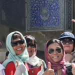 بازرسی مهر پاسپورت گردشگر خارجی در یک پلیس راه استان یزد | واکاوی غیرمتعارف درباره سفرهای گردشگر خارجی