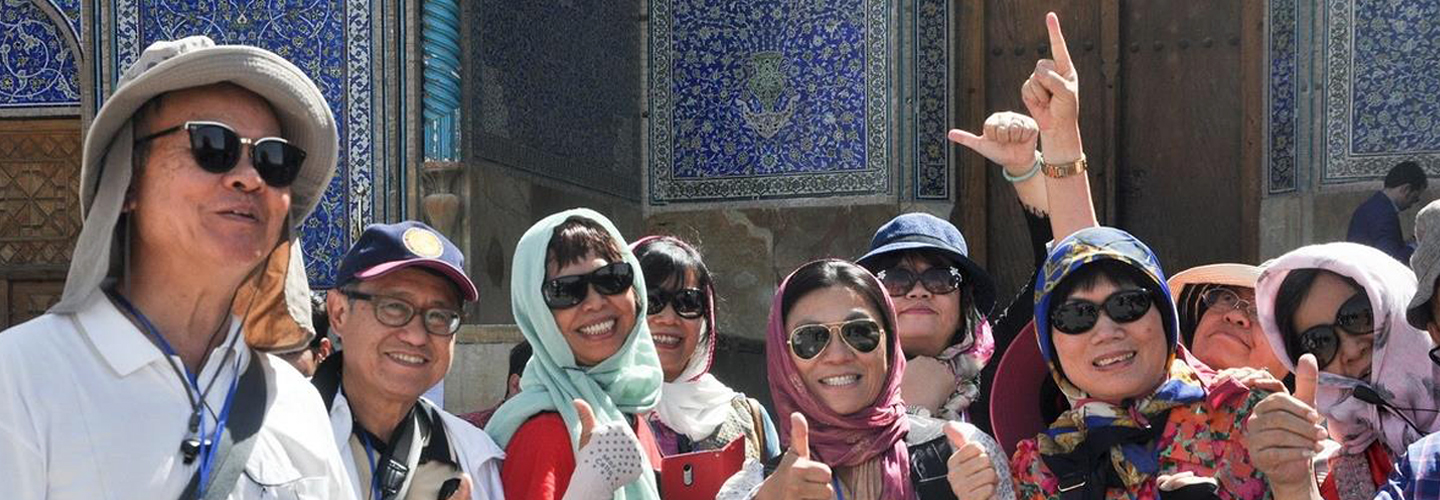 بازرسی مهر پاسپورت گردشگر خارجی در یک پلیس راه استان یزد | واکاوی غیرمتعارف درباره سفرهای گردشگر خارجی