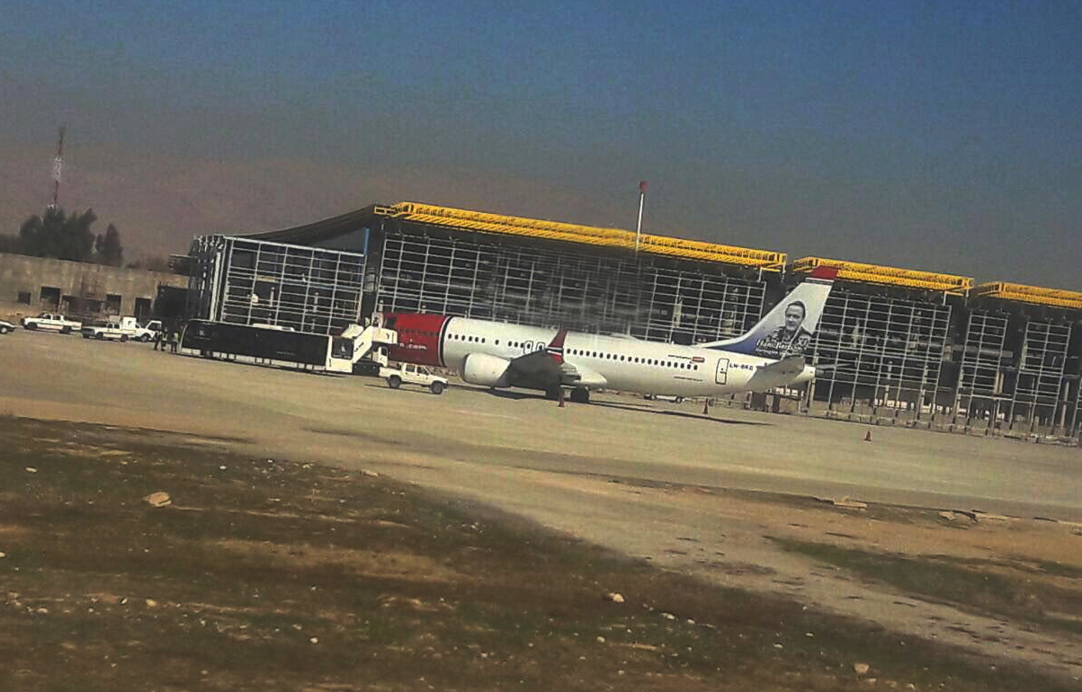 فرود اضطراری هواپیمای نروژی در شیراز ؛ موتور هواپیما از کار افتاد | مسافران نروژی ۸ ساعت میهمان شیرازی‌ها هستند