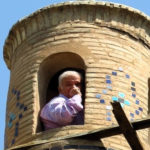 واکنش میراث فرهنگی اصفهان به فیلم آسیب به منارجنبان | آجر نبود؛ گچ‌های زائد بنای تاریخی منارجنبان ریخت!