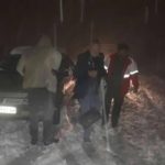 تصویر توریست‌های گرفتار در برف کردستان | واکنش زوج فرانسوی پس از نجات توسط هلال احمر