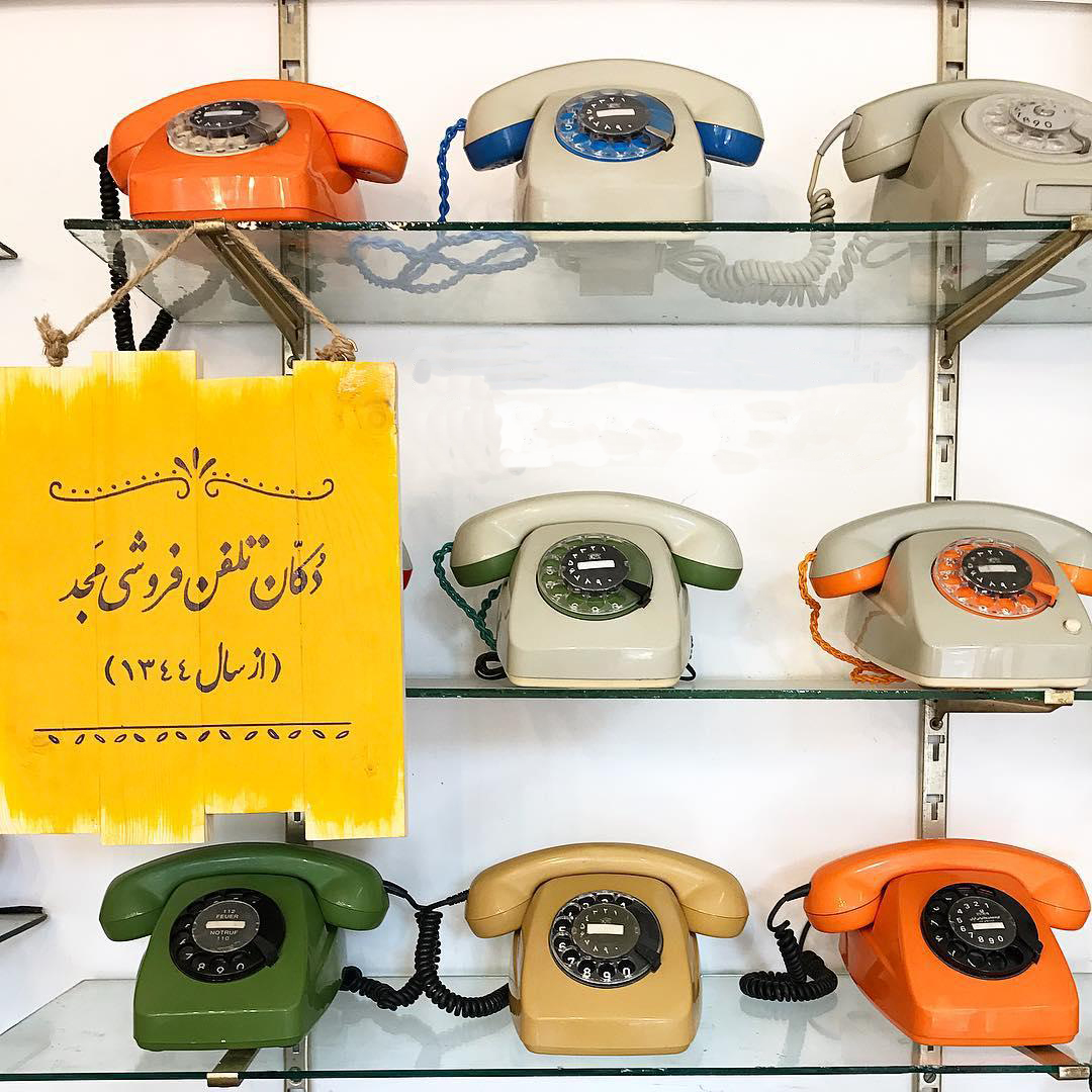 نوستالژی زنگ تلفن قدیمی در محله سنگلج | دکان مجد خاطره می‌فروشد | رنگین کمان تلفن‌های قدیمی را تماشا کنید