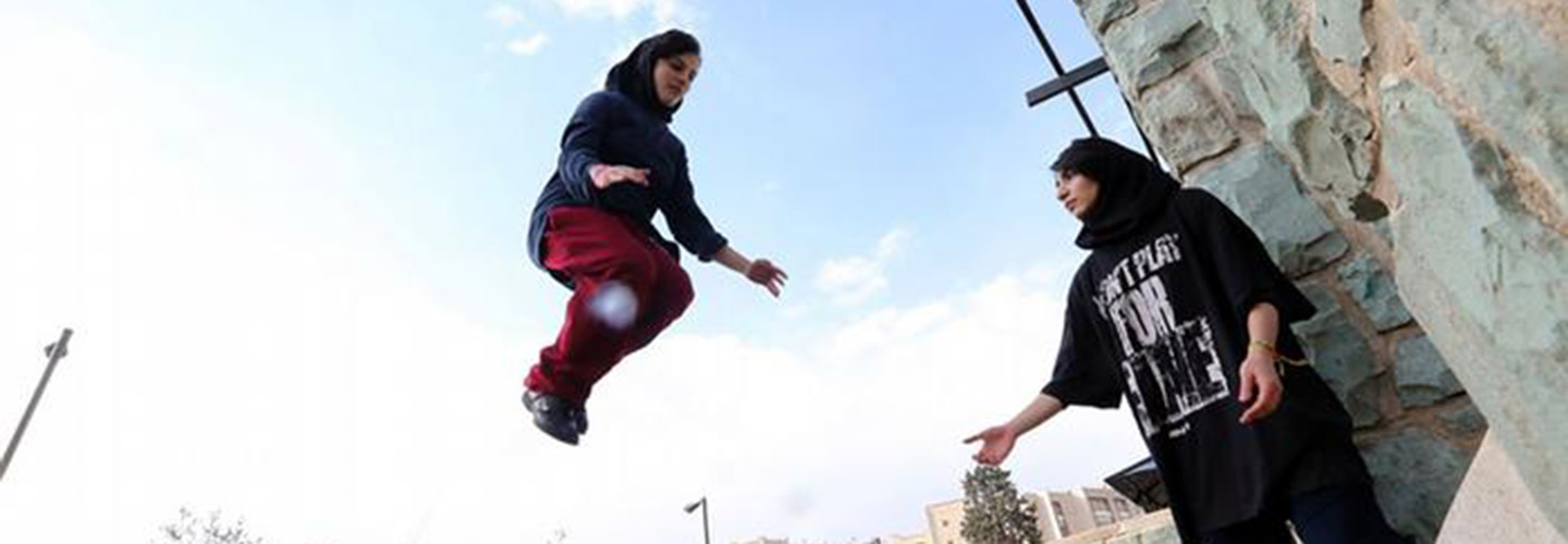 ویدئوی متفاوت یورونیوز از تهران ؛ این بار دختران پارکورکار تهرانی که از دیوارهای بلند می‌گذرند